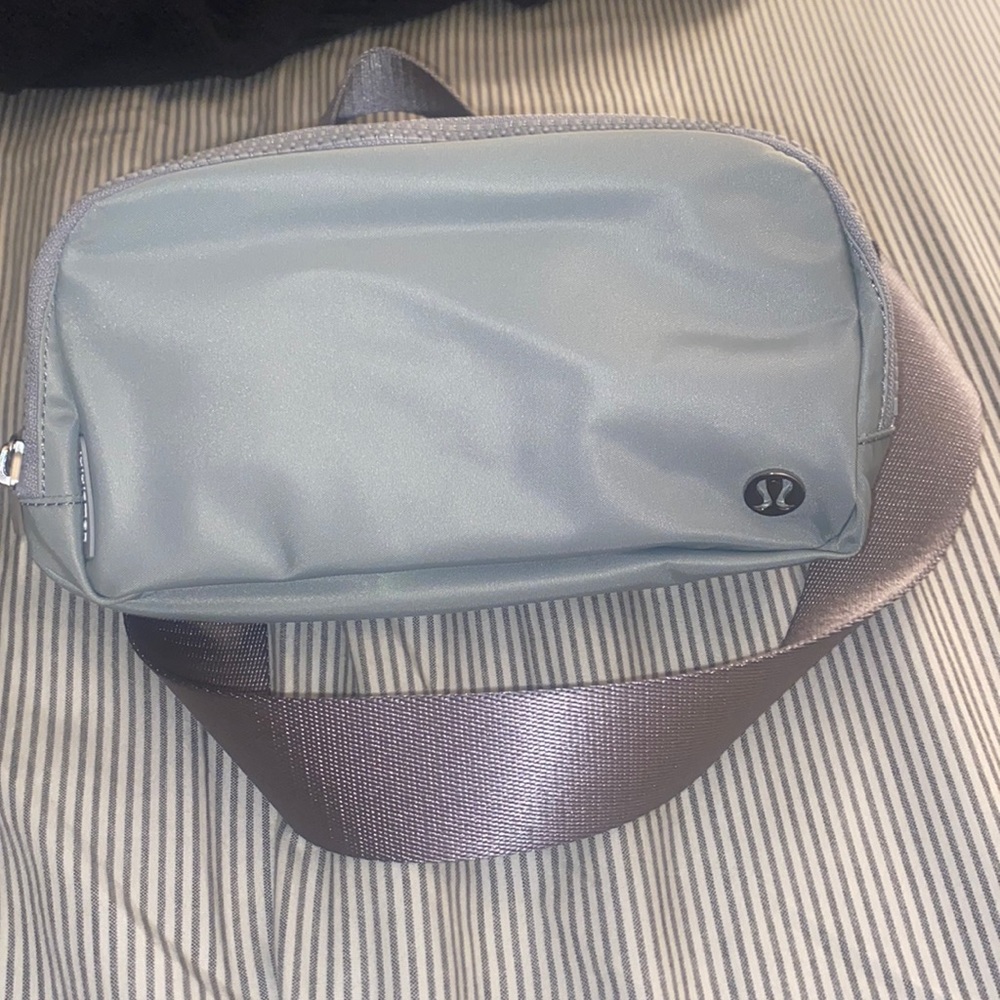 Lululemon everywhere belt bag